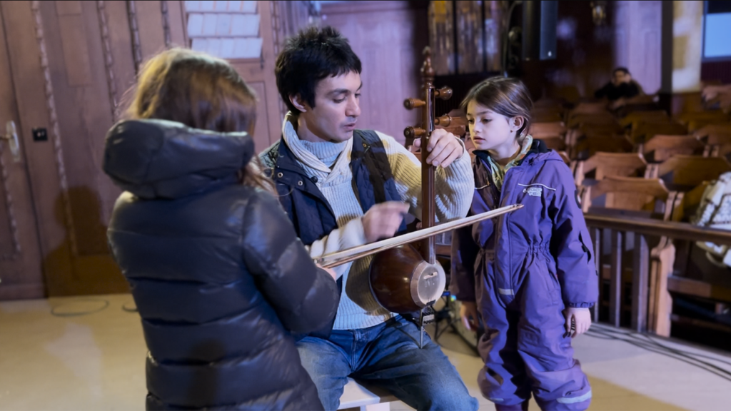 Guest musician spontaneously interacting with guests.