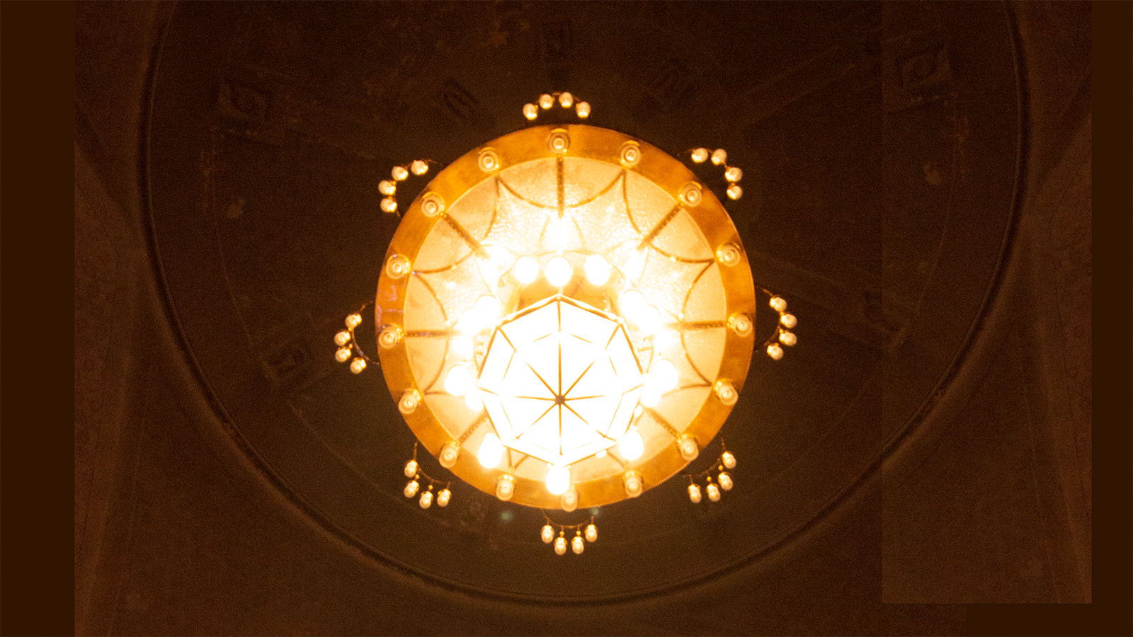Bottom-Up shot of central chandelier of Philippuskirche.